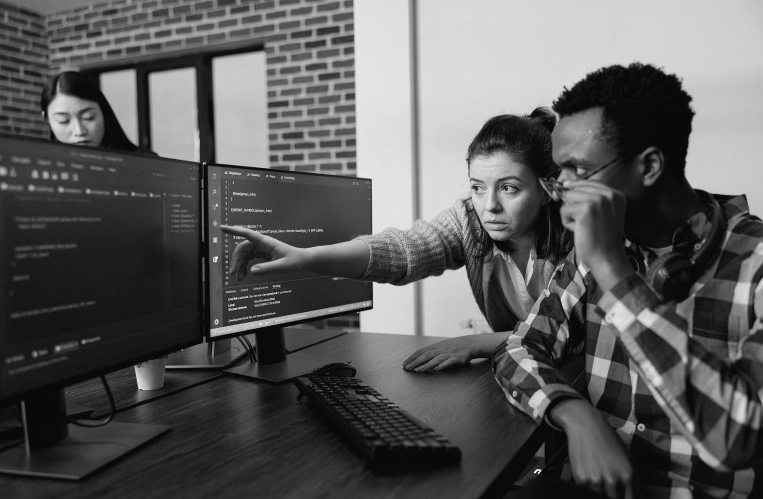 Programmierworkshop mit Teilnehmern am Computer